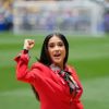 Salama Hayek recibe las banderas del mundo en la ceremonia inaugural de la copa del mundo 2026
