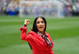 Salama Hayek recibe las banderas del mundo en la ceremonia inaugural de la copa del mundo 2026