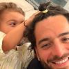 Maluma comparte momento divertido al lado de su hija Paris haciendole un peinado