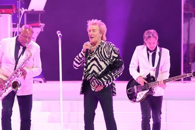 Rod Stewart suspende gira de despedida tras someterse a cirugia